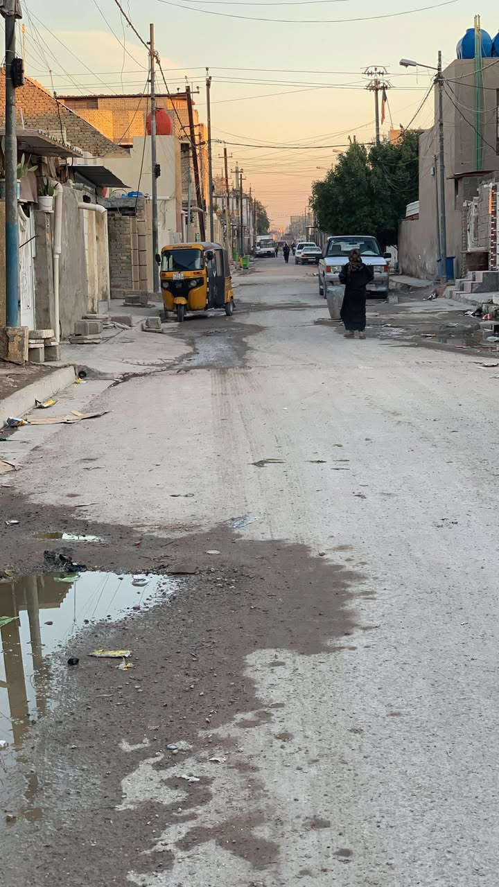 البيت للبيع مساحة 150 متر نزال 25 واجهة 6 الكراج 9 متر البيت جاهز للسكن موقع البيت مدينة الصدر حي طارق الوسط البيت طابقين ويصير طابق ثالث فوك مساحة كبيرة سعر 150 وبي مجال بسيط رقم الهاتف ***********واتساب خط  موجود
