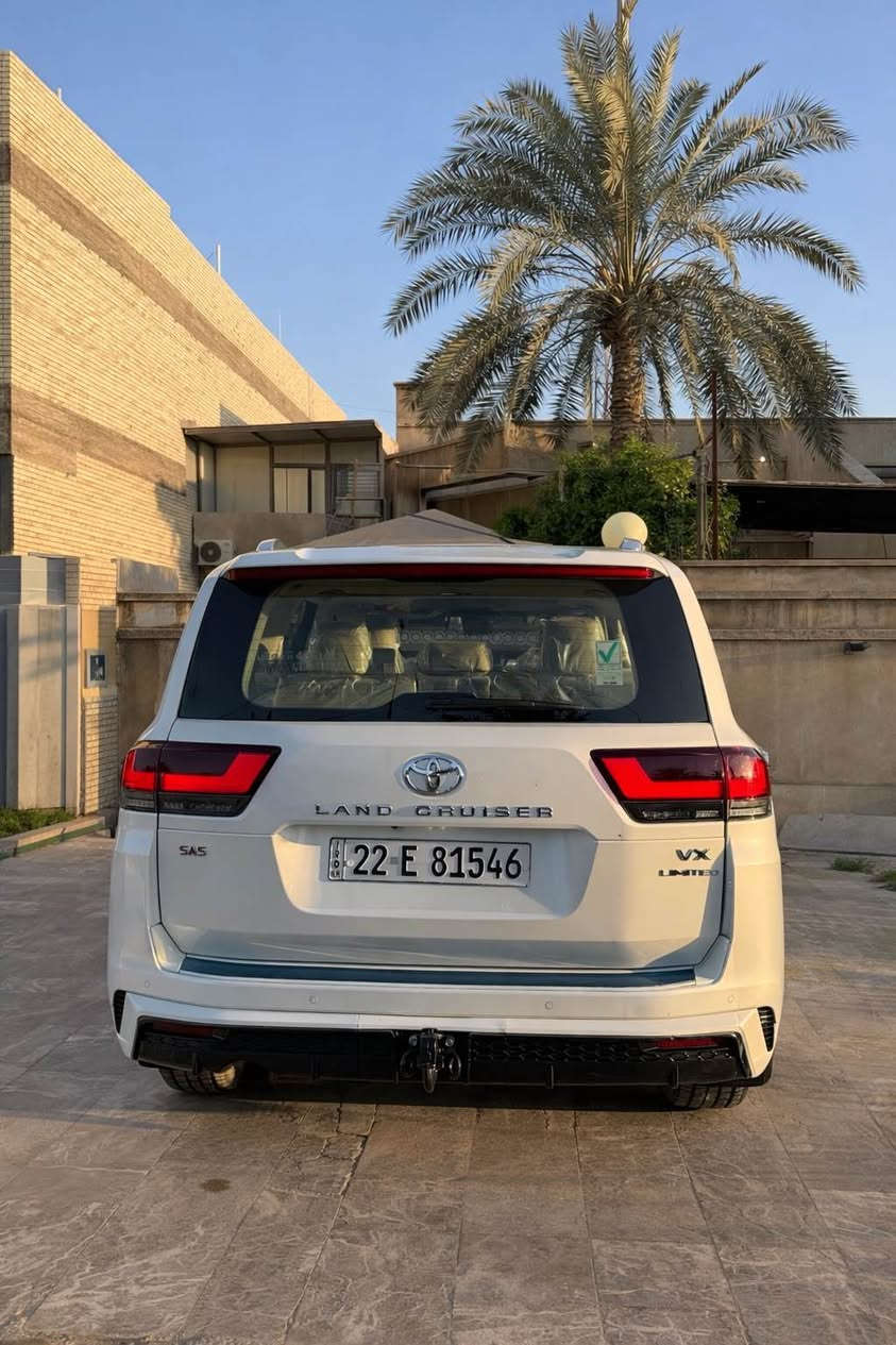 السلام عليكم لاندكروز  vxلمتدد2023 
وكاله ساس داخل الضمان ماشيه 50الف كيلو متر  السياره كفاله عامه لا بارد ولا صبغ  السعر 70.000$و500 مجالها بسيط مكاني بغداد السيديه 
*********** بغداد, العراق
