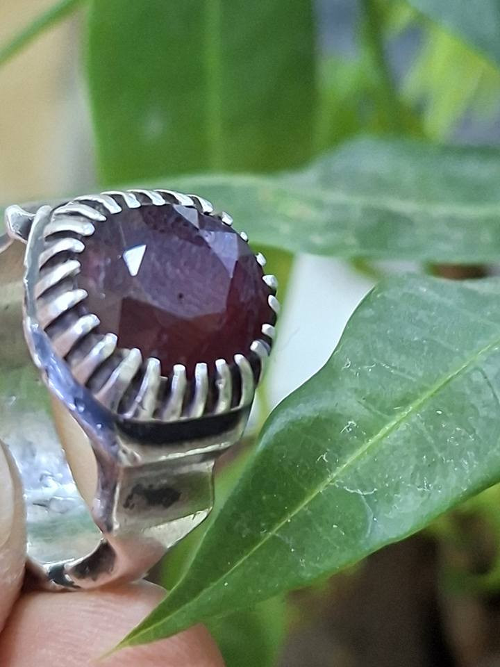 ياقوت رماني
خاتم بحجر الياقوت الأفريقي
صياغة ثقيلة 
بغداد _ القاهرة
السعر خاص لطفا
***********
