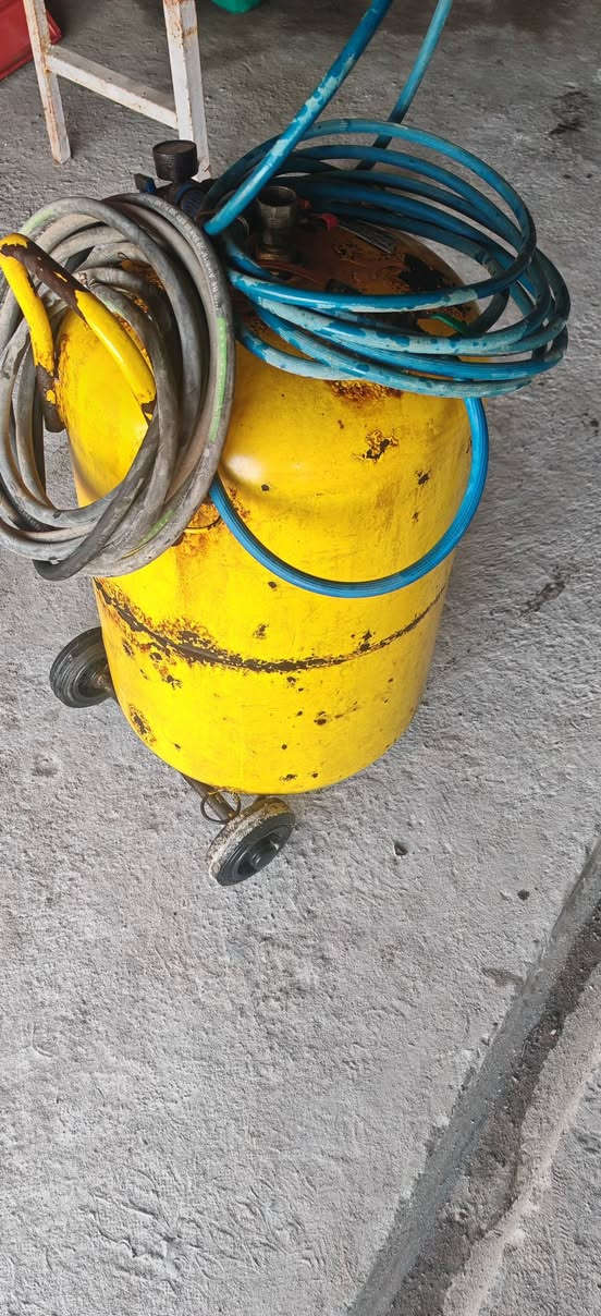 سلام عليكم غراض محل غسل ودهن وتشحيم للبيع
1ضاغطه ماطور جديد 5احصان سعره 350الف
2كمبريسر بعده جديد حجم 350 سعره 400الف
مولد بعده جديد 30امبير وياه باتري جديد 800الف
بطل رغوه 75الف
تانكي ماء عدد 2 سعه 2000لتر. ضغط عالي درجه اوله سعر الواحد 150الف  
مكناسه كهربائيه حجم كبير جدا عدد 2وحده شغاله وحده بيها طبك الشغاله 120 وعاطله ب90
وجام خانه bvc طول 3متر ورتفاع 2ونص +باب وياها 
ب150الف
ميوزه حديد بعدهن جدد يجي 3رف عدد 3 الواحد سعر الواحد 125الف 
***********
