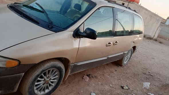 سلام عليكم دوج كرفان موديل 2000 سياره جاهزه مكينه 3300بيه بخار بس متنقص كهربائياتها شغاله نقصها تبريد مكانها واسط قضاء بدره 
***********بيع أو مراوس سعرها 37وبيها مجال
