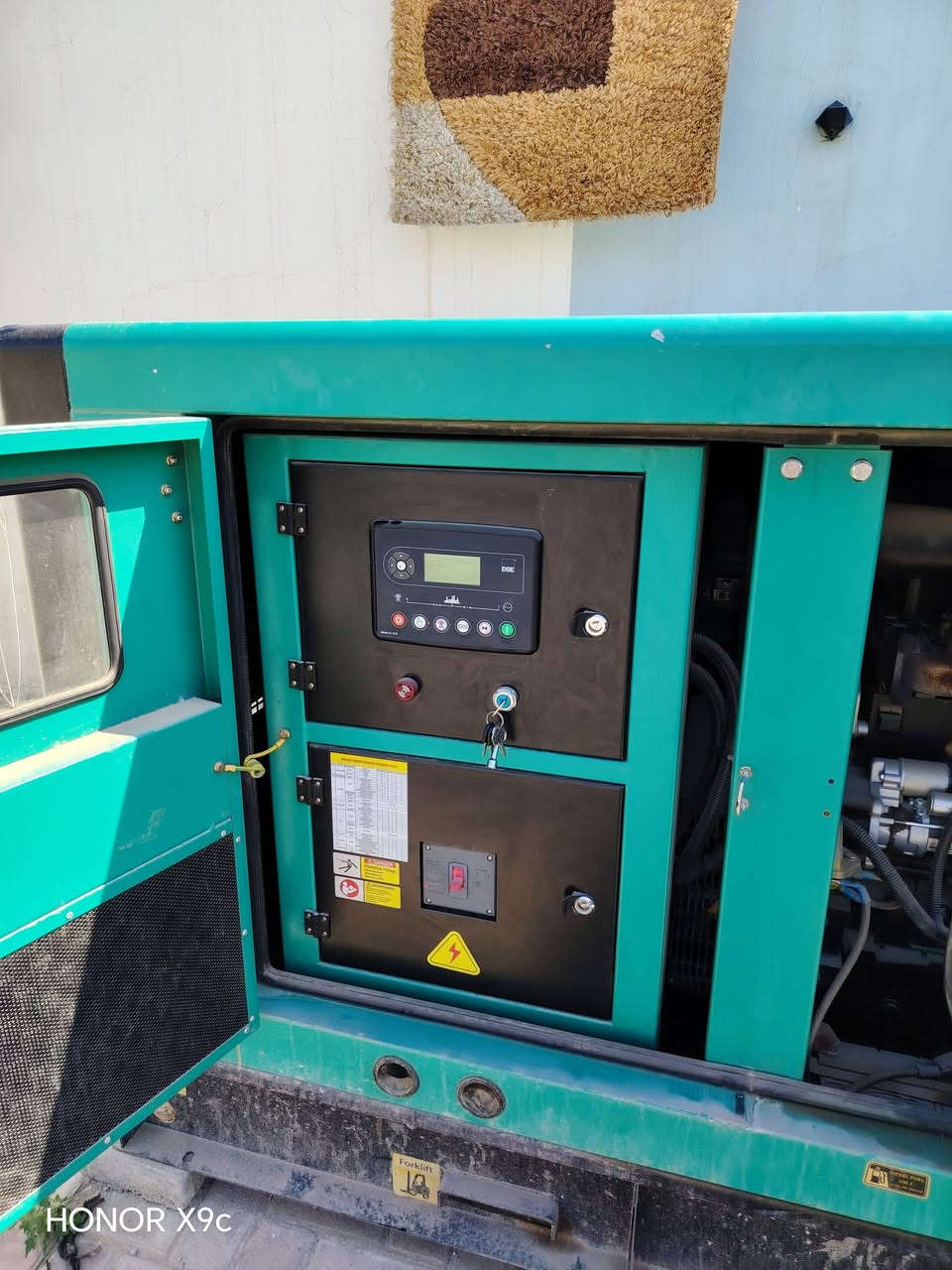 سلام عليكم مولد للبيع kv90
محرك 4 سلند كمنز مشتغل اقل الشهر حاله حال الزيرو باتريات شركه 
للاسفسار الاتصال 
***********//***********
