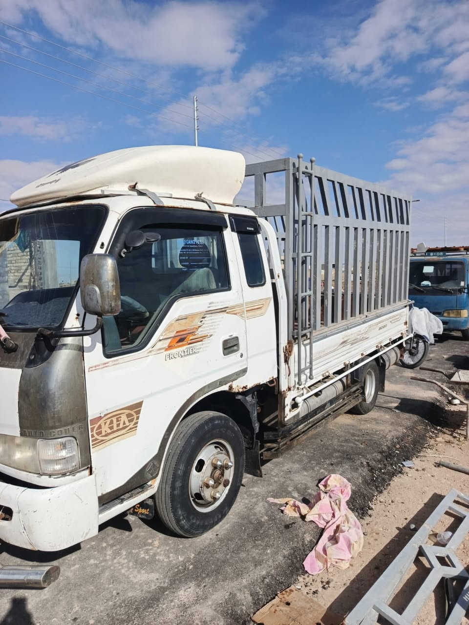 السلام عليكم
 فحل فونتيرا للبيع  موديل 2002 ام الحاكية السياره ابلاديه لا ضربة لا صبغ 
فقط خياسات قليله 
بيها خيط تبخير بدون تنقيص 
سنويه نافذة 
السعر 75 وبيها مجال قليل للأستفسار ***********
