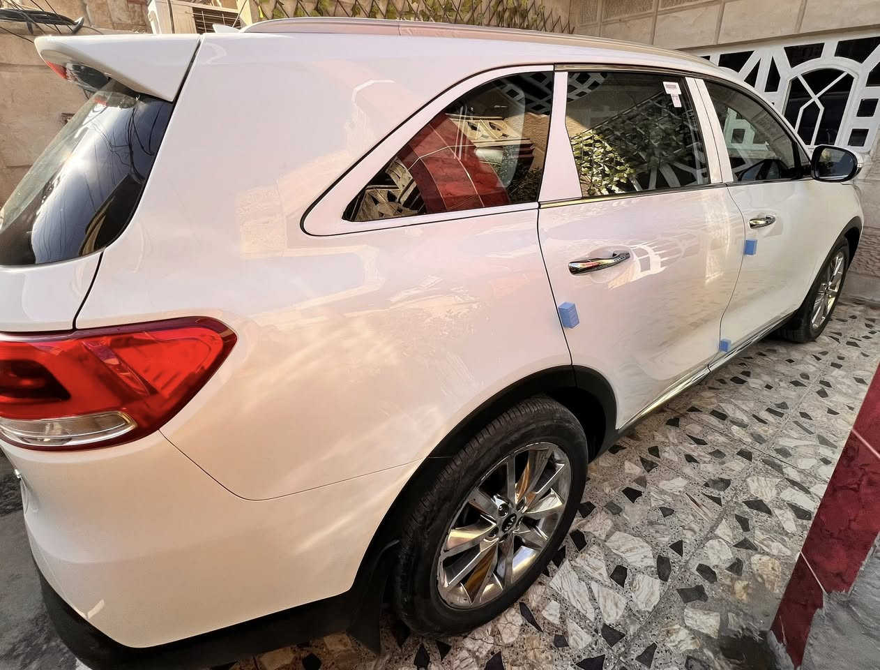 السلام عليكم 
سورنتو 2015 الشكل الجديد مكفولة كفالة عامه رقم بغداد الجديد بأسمي ماشيه 90 الف 
مواصفات
بصمة 
بانورما 
كشنات جلد 
داخل قرميدي 
كشنات كهرباء 
اريل نفيكيشن 
شاشة جبيره اصليه 
مري شفط 
حساسات امامي خلفي 
درايف مود
محرك 6 سلندر 
7 راكب 
3 قطع تبريد 
وبعد بيها هواي مواصفات مكانها بغداد
السعر 218 ورقة وبيها مجال 
الرقم ***********
