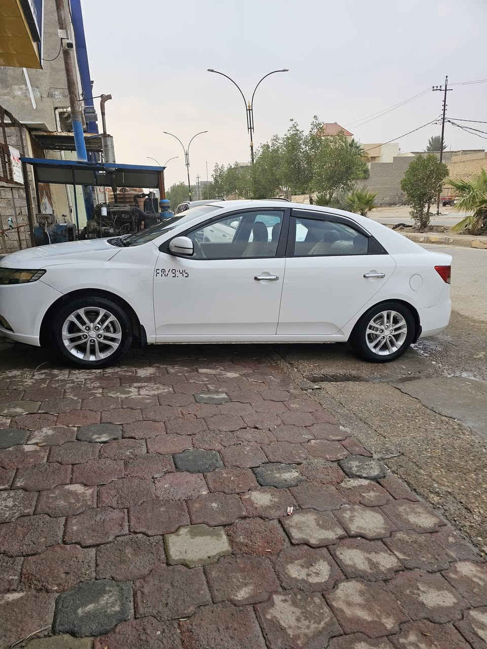 السلام وعليكم سيراتو للبيع موديل ٢٠١١  سياره مكفوله مابهي صبغ بس هاذي المشر عليه جديد ماكينه وكير ماكينه 1600 دوش رقم جديد تبريد ثلج تخم تاير جديد زنون شاشه كلش حلوه وجاهزه سعر 95 وبيها مجال مكان واسط النعمانيه  رقم الهاتف. ***********
