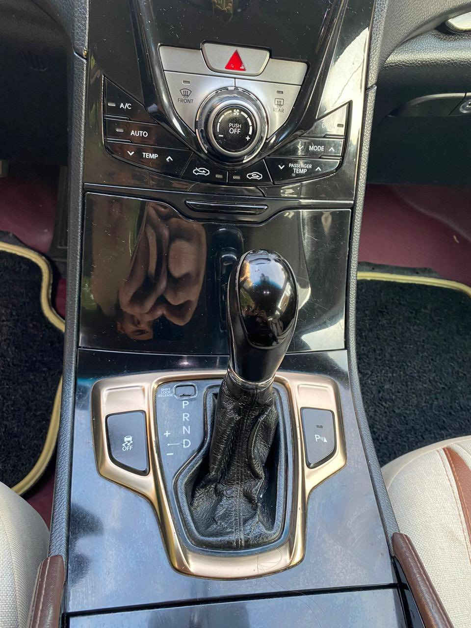 ازيرا 2013 خليجي رقم اربيل لون ابيض
فول مواصفات 1/1 داخل قرميدي 
ماشية 120 الف كيلو حقيقي تدك جرس
محرك 3000 ستة سلندر مفتوح للادامة 
مكفولة بدون صبغ بيها مكانين بارد وشخط 
كير مكينة تبريد مكفول لا تنقيص لا تبخير  سعر 128
***********
موقع ديالى بعقوبة
