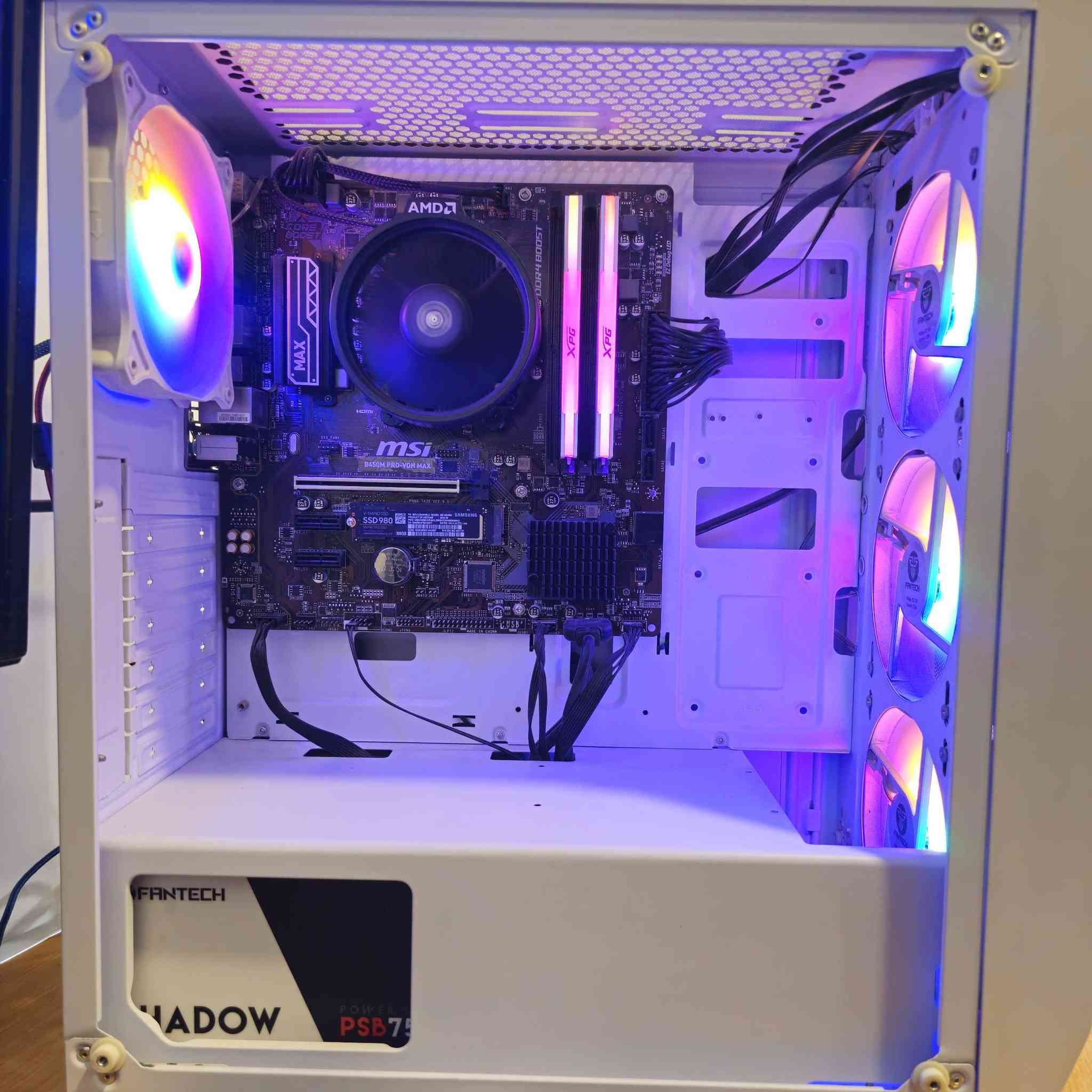 حاسبة مع شاشة للبيع
🔥 للبيع PC Gaming كامل مع جميع الملحقات 🔥

جهاز مرتب ونظيف جدًا، جاهز للاستخدام مباشرة،
مناسب للألعاب، الدراسة، التصميم، الاستخدام اليومي، والشغل المتواصل.
كل القطع مستخدمة بحالة ممتازة وتم الاهتمام بها بشكل مستمر.

🖥️ المواصفات:

• المعالج:
AMD Ryzen 5 PRO 3350G
بتردد 3.60GHz مع كرت شاشة مدمج Radeon Vega 11 Graphics

• المذربورد:
MSI B450M PRO-VDH MAX

• الرام:
XPG RGB White DDR4
16GB (8GB + 8GB)

• التخزين:
Samsung SSD 980 NVMe M.2
بسرعة تصل إلى 3500MB/s ⚡

• الكيس:
Fantech White Case
مع 4 مراوح RGB

• الباور سبلاي:
Fantech Shadow 750M
بقوة 750W

⌨️ الملحقات:

• كيبورد Redragon RGB Full Size
موديل K506

• ماوس RGB من A9 Gaming
مع أزرار جانبية

• سماعة GX Gaming
لون أسود وأحمر

• شاشة JVC
Full HD - 60Hz
مع ستاند ذراع متحرك

• قطعة Bluetooth

• Mouse Pad كبير

• كيبل HDMI

💿 النظام:
Windows 11 Pro مثبت وجاهز

📦 المتوفر مع الجهاز:
علب القطع الأصلية التالية:
• الكيبورد
• الماوس
• السماعة
• Samsung SSD
• الباور سبلاي
• المذربورد
 *   كل القطع تستلمها مغلفة و محفوظة 📦

$ السعر مع كل الملحقات عدا الشاشة: [570 ألف]‼️
$ السعر مع كل الملحقات + الشاشة : [640 ألف]‼️

🎥 قبل الشراء:
أكدر أرسل فيديوهات فحص وتجربة لكل القطع للتأكد من سلامتها وعملها الكامل قبل الاستلام.

📍 الموقع: النجف الأشرف - شارع المطار
 🚫 لا يتوفر توصيل.

📞 للتواصل: (***********) 
مراسلة واتساب فقط(مو اتصال)‼️
