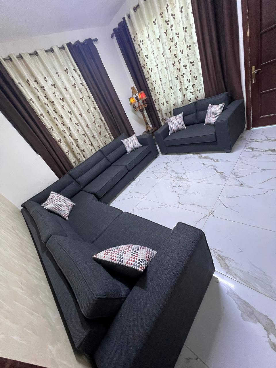🌹🌹🌹
#طقم #كورنر #10مقاعد #مميز #مريح #جديد 
10#مقاعد واسعه ومريحة 💐🤍

⬅️خشب سويد 2ونص ثقيل جدا 💪🏻
مقاس 300×300مع مجوزة 160سم 
⬅️قماش الخيش الناعم الفاخر جدا بلون سكني غامق 🩶🩶

⬅️اسفنج المقاعد دانلوب ارتفاع ١٦
والظهر هولو طبي مريح جدا لجلسة اكثر عمقا وراحة 🫶🏻😌

⬅️مقاعد وظهور متحركة لسهولة الفك والغسيل والتنظيف😌

⬅️يوجد فيديو تفصيلي داخل الصور للطقم 

ولسا عالواقع افخم واجمل 😍🩶

طقم كورنر مميز انيق جداا للبيع ب #380دينار 
خدمة التوصيل مجانا داخل عمان والزرقاء 🥰🥰🥰🥰🥰🥰🥰

عمان شارع الاردن ✋✔


**إذا كنت صاحب هذا الإعلان وتريد حذفه لأي سبب، رجاءا أرسل رسالة إلى الدعم الفني**