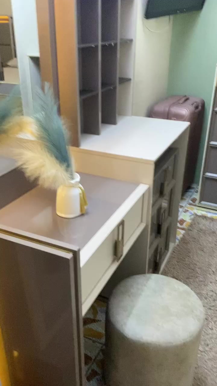 سلام عليكم غرفه نوم لبيع تركيه درجه اولى تكمه وقويه جديده استخدام ٧شهر فقط اول نصبه اله مابيه لازلغ ولاشخط  مع دوشك بيع لغرض البناء مكاني بغداد الكرخ سعر مليون و٦٠٠وبيه مجال قليل ***********
