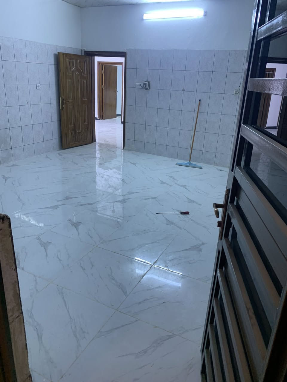 سلام عليكم الدار البيع منطقه شهداء العبيدي عشارع العام مقابيل منتزه بص نشائيت المرتضى بيت طابقين مساحه 250متر كراج وحديقه وستقبال ومطيبخ حمامات 2مناور2 خرف نوم 6 بيت جديد وحلو طابو صرف رقم صاحب دار ***********)-*********** سعر 380 بي مجال
