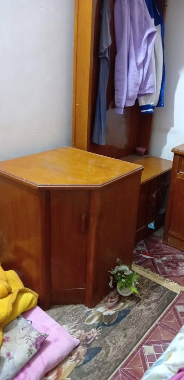 السلام عليكم غرفه للبيع خشب صاج ثكيل نضيفه سعره 650 العنوان حله يم حلويات قصر الشام الرقم ***********
