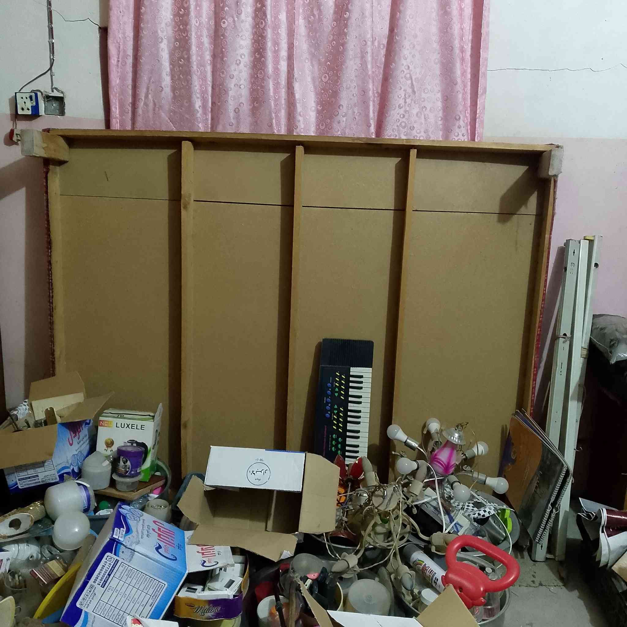 السلام عليكم غرفه للبيع  نضيفه  ***********
