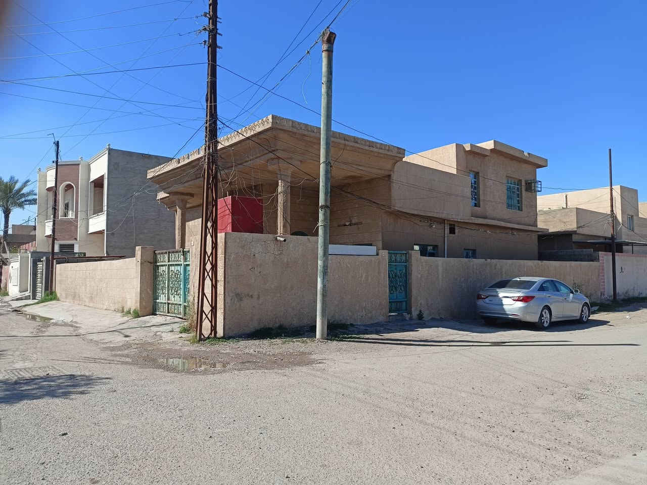 #دار_للبيع_الجمعية_ركن🏠
حديقة....عامة🌲
دار..مساحة..300 متر ..ركن .🎢
على حديقة.. عامه...طابق ونص
3نوم..صالة.. استقبال.. مطبخ 
الفرع..المقابل.. جامع.الفاروق..⬆️
مكتب الشام للعقار 👨‍💼
***********📞
***********
