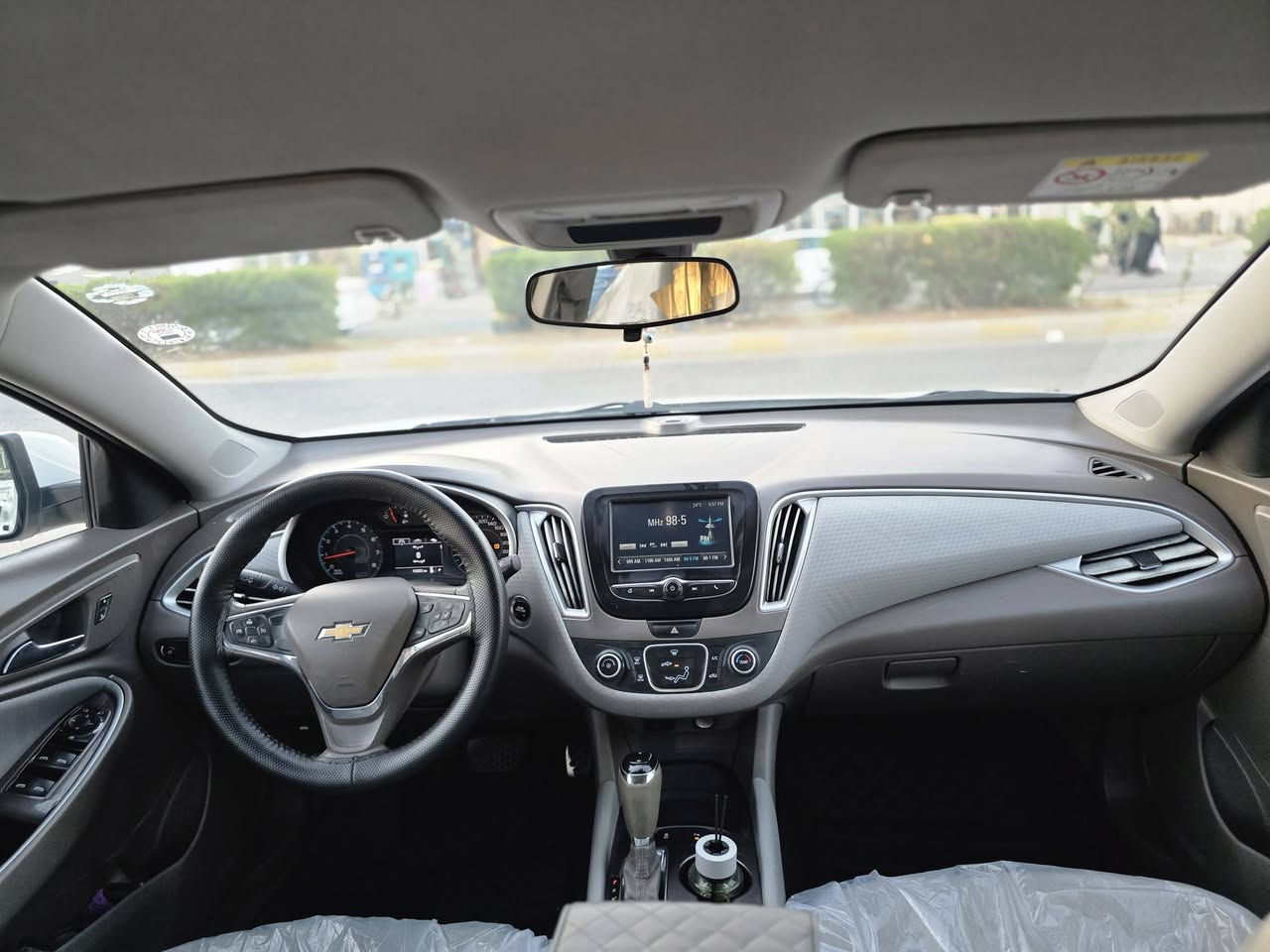 ماليبو 2018 خليجي _ شركة منصور
.محرك 2.5 تنفس طبيعي 
مواصفات السيارة....
.لايتات هالوجين + ليد نهاري 
.شاشة جبيره بيلادي (ابل كاربلاي+اندرويد اوتو)
.تحديد سرعة
.تحكمات ستيرن 
.حساس خلفي
.هندبريك كهربائي 
.تراكشن كونترول
.باركيك سينسر
.تبريد قطعتين امامي و خلفي 
....حالة السيارة......
كلين تايتل بدون حادث و بدون صبغ 
فقط بيه شبرين باب ورة سكن تعديل pdr بدون حادث 
.ممشى السيارة 
١١٣ الف كيلوميتر 
...السعر(١٢٦$) و بيه مجال للطيبين 
السيارة بأسمي تحويل او وكاله 
☎️***********
