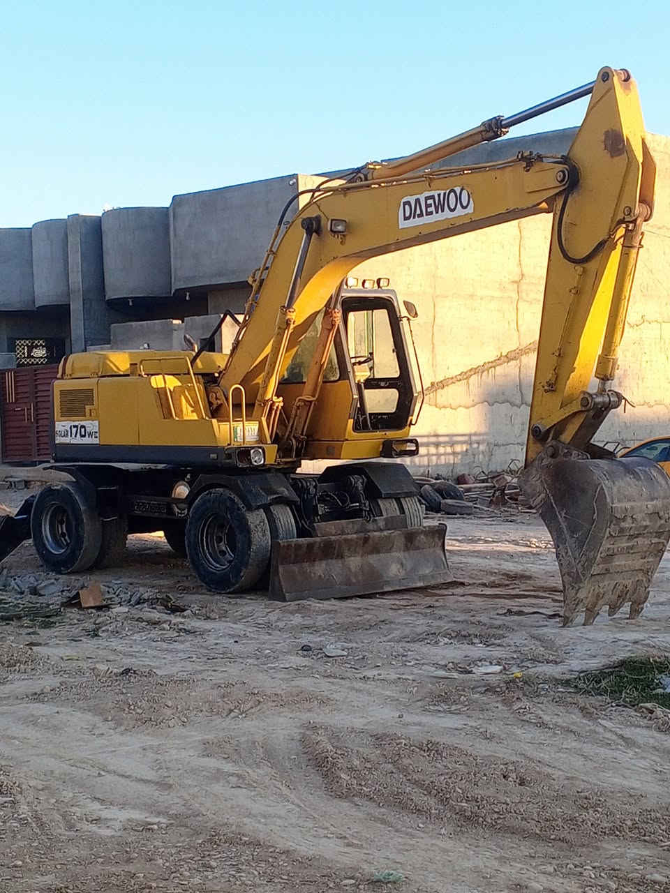 للبيع حفاره دايو موديل 1999  حجم 170 سنويه مجدده 2026
الاستفسار 

***********
