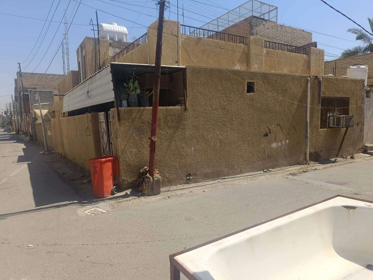 للبيع بيت في حي الحسينيه مجاور حسينية الامام الحسن العسكري بمساحة 253متر ركن عله شارعين ويتكون من مشتملات اثنين
للاستفسار الاتصال عله الارقام التاليه
***********
***********
