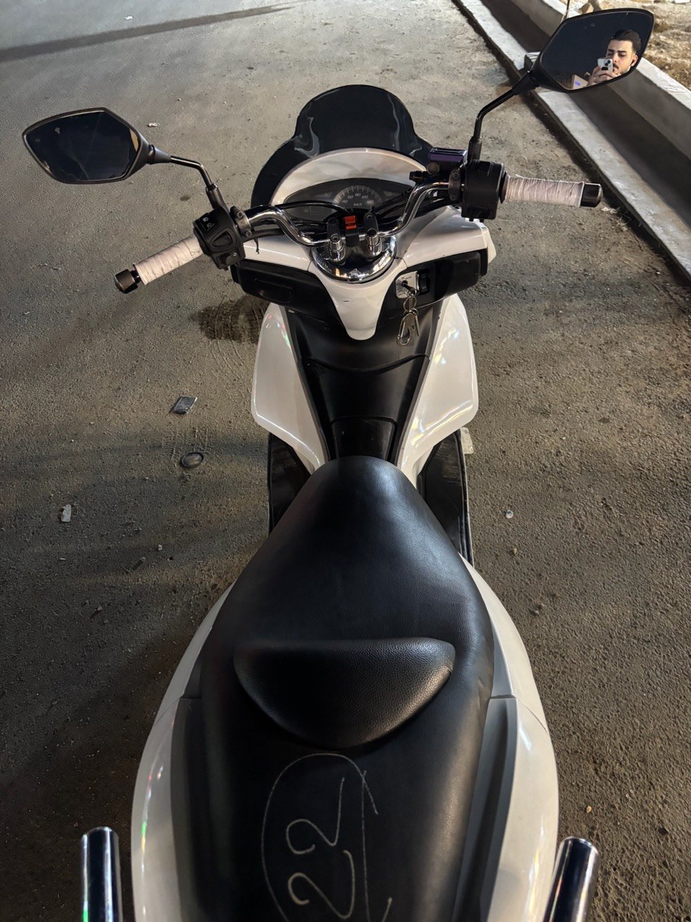 PCX جيل اول (للبيع)

مكينه 150 

مكينه مكفوله كفاله عامه من النضوح والتبخير 

كهربائيات كله شغاله حساس ازدحام 

سويجات ثنين 

دراجه ماشيه (22) 

دراجه شلعه ومعدل خير من الله 

اي استفسار اتصال ( ***********)
