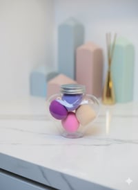 مجموعة من (بيوتي بلندر).   تُستخدم هذه الإسفنجات لدمج وتوزيع،   كريم ا...