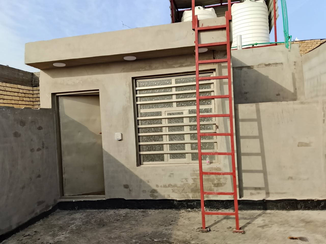 سلام عليكم قطعه 50متر جاهزه طابقين كامله من كلشي
العنوان الشعله دوانم شارع ابو الحرار 
الاستفسار .***********
