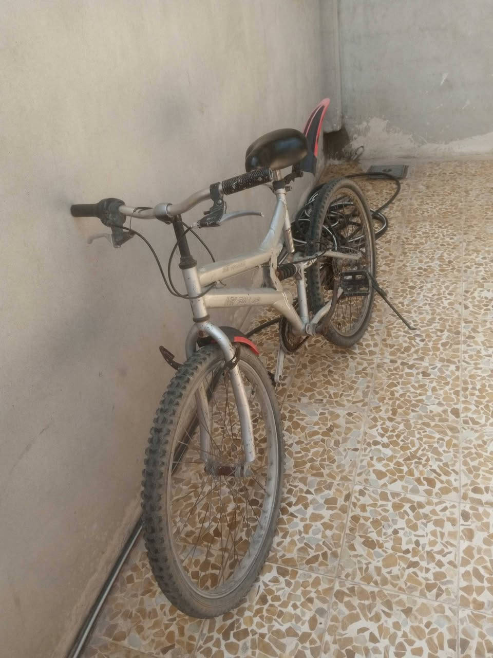 السلام عليكم بايسكل دبلات 
بس يحتاجله دبلات جديده 
المكان الموصل الجانب الأيسر
دز السعر عجبني ابيع


**إذا كنت صاحب هذا الإعلان وتريد حذفه لأي سبب، رجاءا أرسل رسالة إلى الدعم الفني**