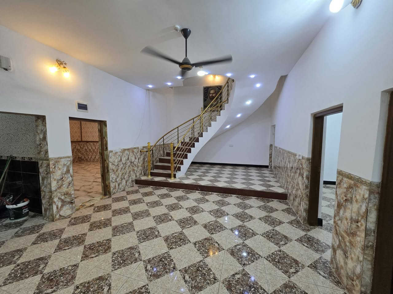 بيت للبيع مساحة ٢٢٠ ركن كوت حي الحكيم قريب الكورنيش 
تفاصيل البيت :البناء طابوك يحتوي على غرفتين نوم وصالة ومطبخ واستقبال مع كراج وحديقة +السطح شتايكر السعر ٨٥ وبي مجال
الاستفسار مراجعة دلالية احمد السعيدي 
عنوان المكتب قرب حسينية بيت خليفة 
الاتصال *********** واتساب
***********
