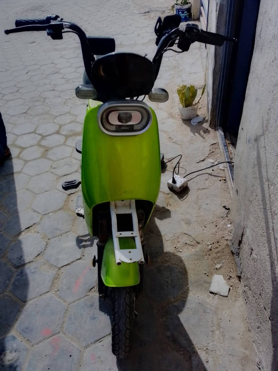 بايسكل شحن لونه اخضر شغال كلشي مابي سعرة 150 
دراجه شغاله بس هندر  200   رقمي ***********
