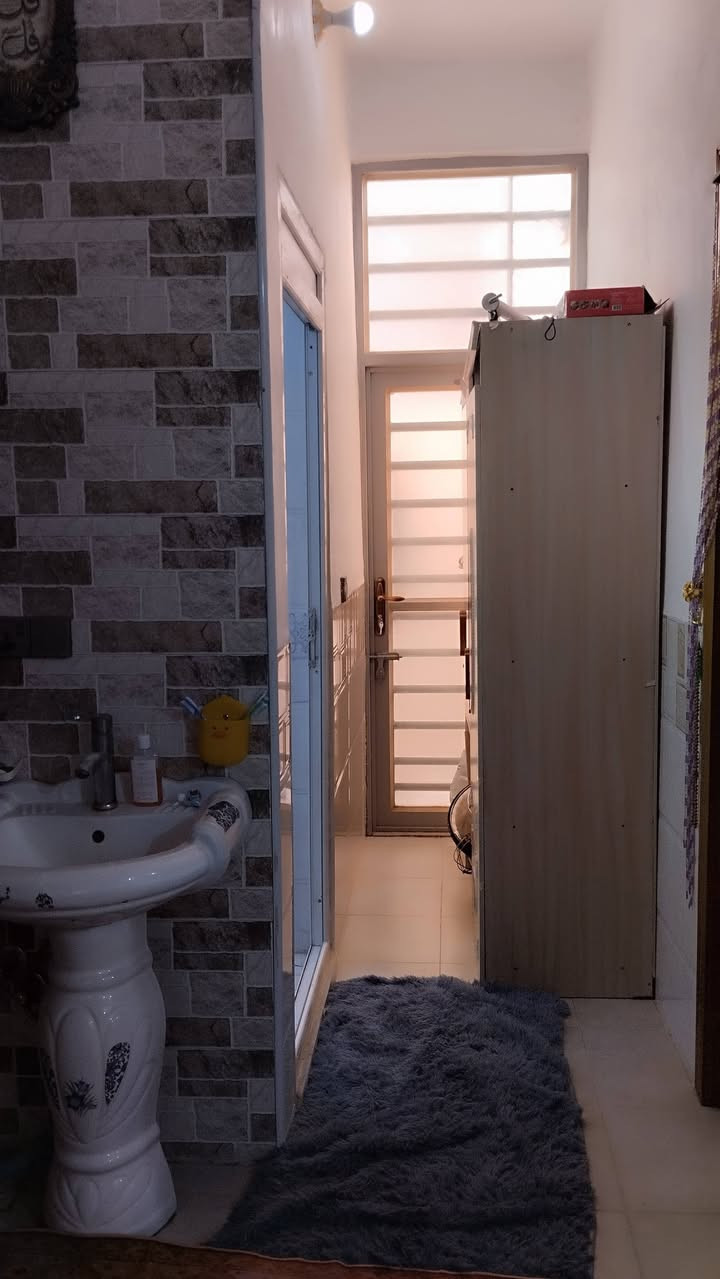 الدار لبيع مساحته 100متر كربلاء المقدسة  يحتوي على غرفه نوم واستقبال وصاله ومطبخ صحيات داخليه و خارجيه مكان سيد اسماعيل مجمع فدك سند 25قرار محكمه سعر خاص هاتف ***********
