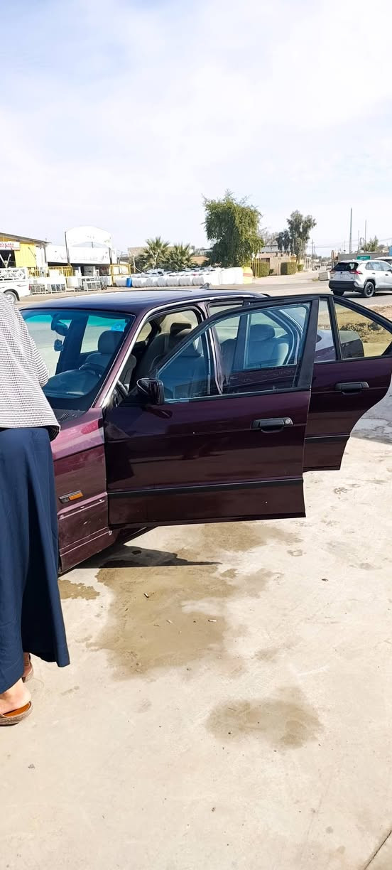 السلام عليكم ورحمه الله وبركاته
بي ام موديل ٩١ مسكر عدله رقم بغداد الجديد باسمي 
غرفه ٥٠٪ نضافه 
كير ومكينه خير من الله 
السياره بيها نوواقص باور ستيرن وغيرهن  
السعر ٥٥ وبيها مجال 
المكان ديالى
***********
