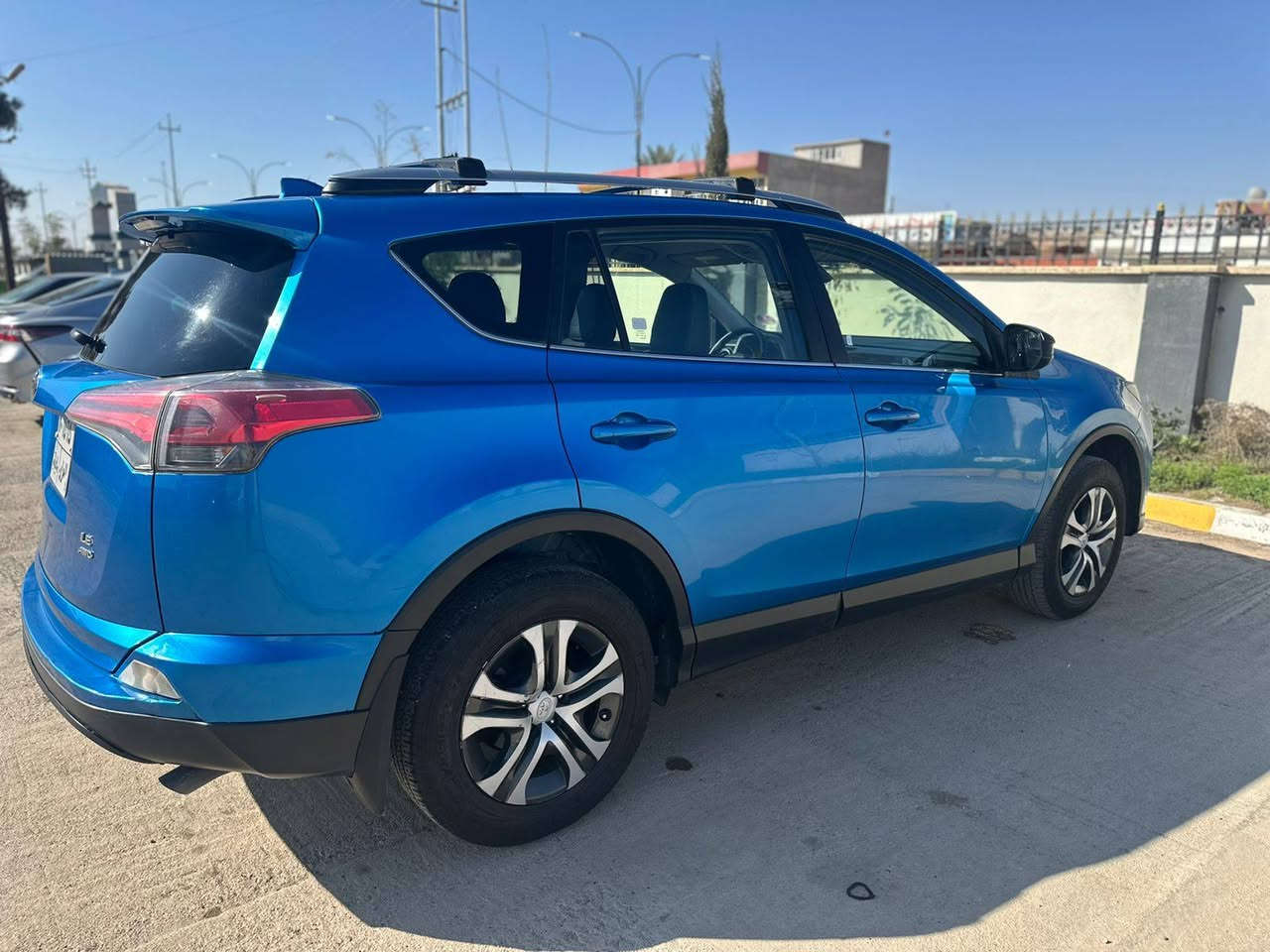 السلام عليكم
مكلف بالنشر

🚘 للبيع – Toyota RAV4 LE موديل 2018 – أمريكي 🇺🇸
📌 المواصفات العامة:
 • الموديل: 2018
 • الفئة: LE
 • الاستيراد: أمريكي
 • العداد: 89,600 ميل
 • رقم السيارة: سليمانية
 • السنوية: باسمي
⚙️ المواصفات الفنية:
 • محرك 2.5 لتر 4 سلندر
 • ناقل حركة أوتوماتيك 6 سرعات
 • نظام دفع أمامي (FWD)
 • نظام ECO لتوفير الوقود
 • صرفية اقتصادية ممتازة
🛡️ أنظمة الأمان:
 • وسائد هوائية متعددة
 • نظام ABS مانع انغلاق المكابح
 • نظام الثبات الإلكتروني (VSC)
 • نظام التحكم بالجر (Traction Control)
 • كاميرا خلفية
 • حساسات (سونار) خلفية
🎛️ المواصفات الداخلية:
 • شاشة معلومات وسطية
 • بلوتوث + AUX + USB
 • تحكم من المقود
 • مثبت سرعة
 • تكييف مركزي قوي
 • زجاج ومرايا كهرباء
 • قفل مركزي + ريموت
 • كراسي قماش نظيفة جداً
🔧 الحالة:
 • السيارة كلين ✔️
 • فقط ضرر خفيف برأس البونيد
 • تعديل على البارد بدون صبغ
 • لا توجد أي قطعة مبدلة
 • شاصي سليم 100%
 • الفحص متاح لأي مكان
💰 السعر: 18,500 دولار
(بيها مجال شي بسيط)

📞 للتواصل:
د. علاء يوسف الجعاطة
***********
