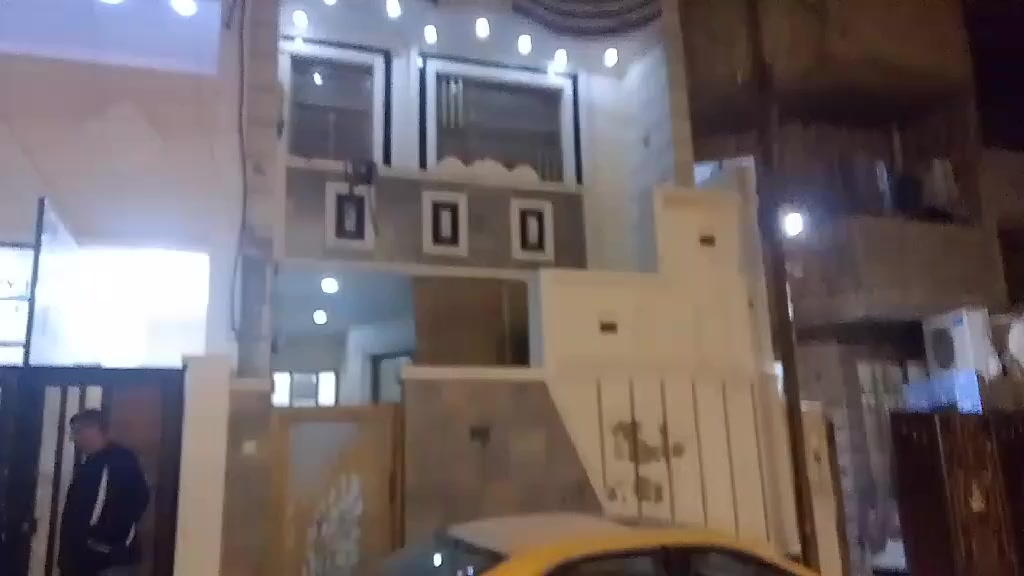 السلام عليكم بيت مشتمل ارضي طابق ثاني مئجىر والئرضي فارغ ايجاره 350 غرفه وصاله وهول وحمام وتواليت بيت نضيف مال عائله زغيره المكان اربع شوارع فرع المجاري ***********
