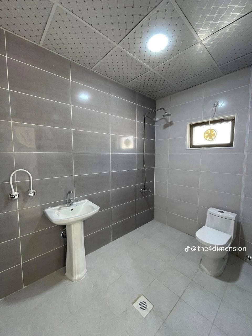 🏠 فرصة سكنية لا تُعوض في مجمع الأميرات 2 السكني 🏠
للباحثين عن الرفاهية، الهدوء، والموقع الاستراتيجي.. نعلن عن توفر دار سكنية مميزة جداً جاهزة للسكن الفوري في قلب مجمع الأميرات 2.

✨ أبرز مواصفات الدار:
• الموقع الذهبي: يقع في المربع الرابع – منطقة مسكونة بالكامل وحيوية.
• إطلالة ووصول سهل: قرب شارع 30 ومدخل المجمع الرئيسي، وعلى امتداد منطقة السنتر والخدمات.

• المساحة: 250 متر مربع.
• التصميم: بناء حديث طابقين يحتوي على 3 غرف نوم واسعة ومريحة.
• الحالة: جاهز للسكن (مفتاح) مع توفر كافة الخدمات الأساسية.

📍 لماذا هذا العقار؟
لأنه يجمع بين القرب من المراكز التجارية (السنتر) وسهولة التنقل، في مربع يعتبر من أرقى وأهدأ مربعات المجمع.

📞 للتفاصيل والاستفسار عن السعر:
يرجى مراسلتنا عبر رسائل الصفحة أو الاتصال المباشر على الأرقام التالية:
👉 ***********
👉 ***********
سكنك المريح بانتظارك.. سارع بالحجز!
