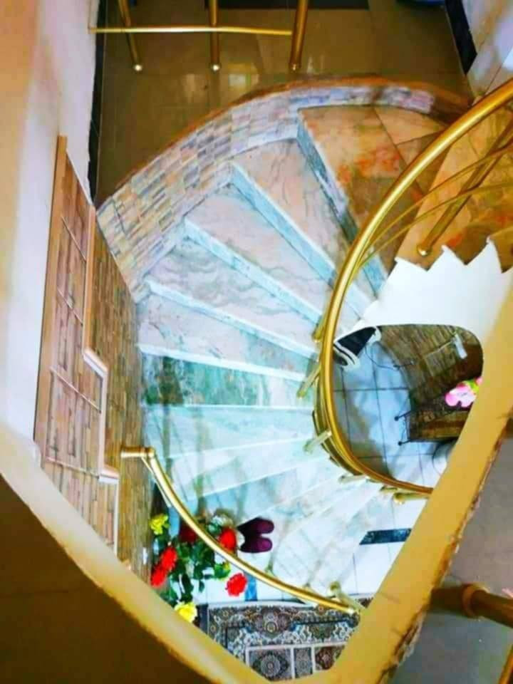 للبيع دار طابو صرف مساحه 300متر بناء حديث محتوياته غرفتين وصاله ومطبخ وكليدور مجمع  صحيات داخليه وخارجية ومناور عدد 2 وكراج وحديقه طابق ثاني هول غرفتين نوم مطبخ مجمع صحيات يعني شقه متكاملة فوك ارضيه مرمر العنوان حي طياره الثانيه خلف الفرن صمون سعر المتر مليونين بي مجال 
مكتب الشمس للعقار 
*********** س 
*********** س 
*********** ع
