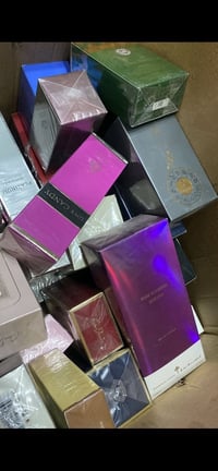لأصحاب المشاريع • شليف ملابس وعطور • سعر خاص