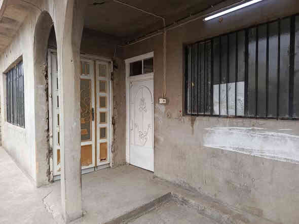 دار للأيجار مساحة 200مترفي حي المغرب خلف حمام اليرموك طابقين أربع غرف نوم وهول وصحيات في الطابق الثاني وغرفتين نوم وهول ومطبخ وصحيات واستقبال في الطابق الأرضي مكتب دار الأمين للعقار *********** ***********
