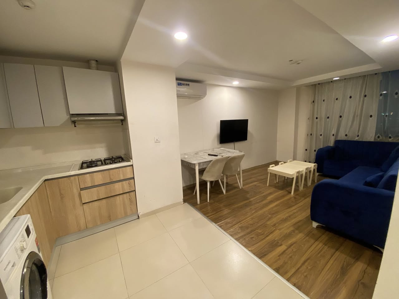 شقه للايجار في اربيل
فى مجمع سكني لايف تاورز 
داخل مربع ذهبي 
شقه متوفر غرفه صاله مؤسس بل كامل
مساحه 60m
‏طابق ثلاثة 
‏للاستفسار أكثر على ال WhatsApp
***********
***********
