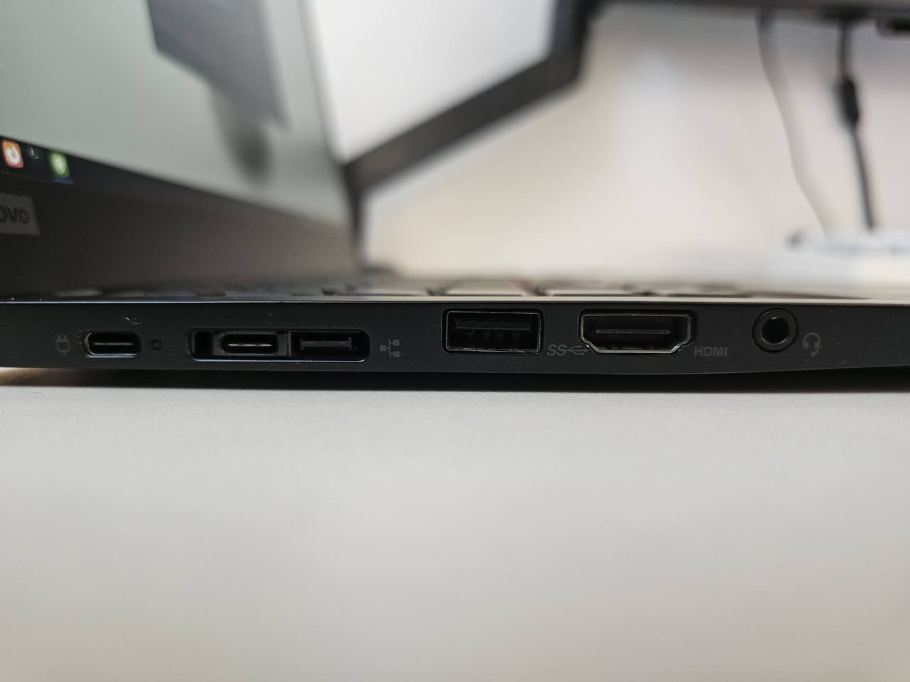 Lenovo T14s
معالجة ryzen 5 pro 4650u يعادل معالج i7-10510U.
رام 8gb و nvme 256gb gen 3
الكارت الداخلي 512mb قابل للزيادة الى 4gb من داخل ال BIOS بسهولة.
الشاشة full hd 1080p حجمها 14"
 حالة البطارية ممتازة تدوم من 8 الى 4 ساعات حسب الاستعمال.
تصميم الكيبورد اوروبي / ISO
حالة اللابتوب ممتازة وبه فقط ثلاث عيوب شكلية 
خفيفة مثلما موضح بالصور، وغير ذلك مابيه اي مشكلة
مناسب للبرمجة والدراسة ولاستعمال أنظمة لينكس
سعره بالاسواق بحدود 350 الى 400. اني ابيعه ب 300 والتوصيل عليه.
ملاحظة بخصوص التوصيل: اكدر فقط التقي داخل زيونة، الغدير، الكراده وقرب الجامعة التكنولوجية و بسمايه.


**إذا كنت صاحب هذا الإعلان وتريد حذفه لأي سبب، رجاءا أرسل رسالة إلى الدعم الفني**