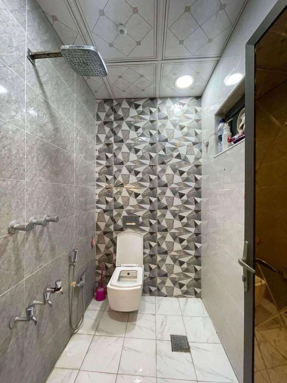 السلام عليكم ورحمة الله وبركاته #بيت للبيع بناء #حديث #Vip ( #طابو  #صرف )

المساحه 200 متر واجهه 9 والنزال 22

العنوان/ #الشعب شارع  #الصحه مقابل مطعم محمد الكردي 

الطابق الاول يحتوي  عل كراج ومدخلين وصحيات خارجية واستقبال كبير ومطبخ  حار ومطبخ بارد وصحيات داخليه وغرف نوم عدد اثنان 2  وصالة كبيرة أيضاً والطابق الثاني يحتوي على غرف نوم عدد اربعة 4  كبيرة وصالة وسطية وخدمات صحية وبلكونه كبيرة  وبيتونه كبيرة وسطح كبير 

ملاحظه مهمه الدار بناء فول درجة اولى ارضية مرمر وكهرباء من احدث وافضل الانواع شغل شركة هندسية اختصاص وماء ومجاري من احدث وافضل الانواع وموقع حلو ومرتب وشارع عريض رصيف جديد البيت بناء سنة 2024 حديث // السعر ٣٦٠ وبي مجال 

معروض بمكتب الكناني ***********
