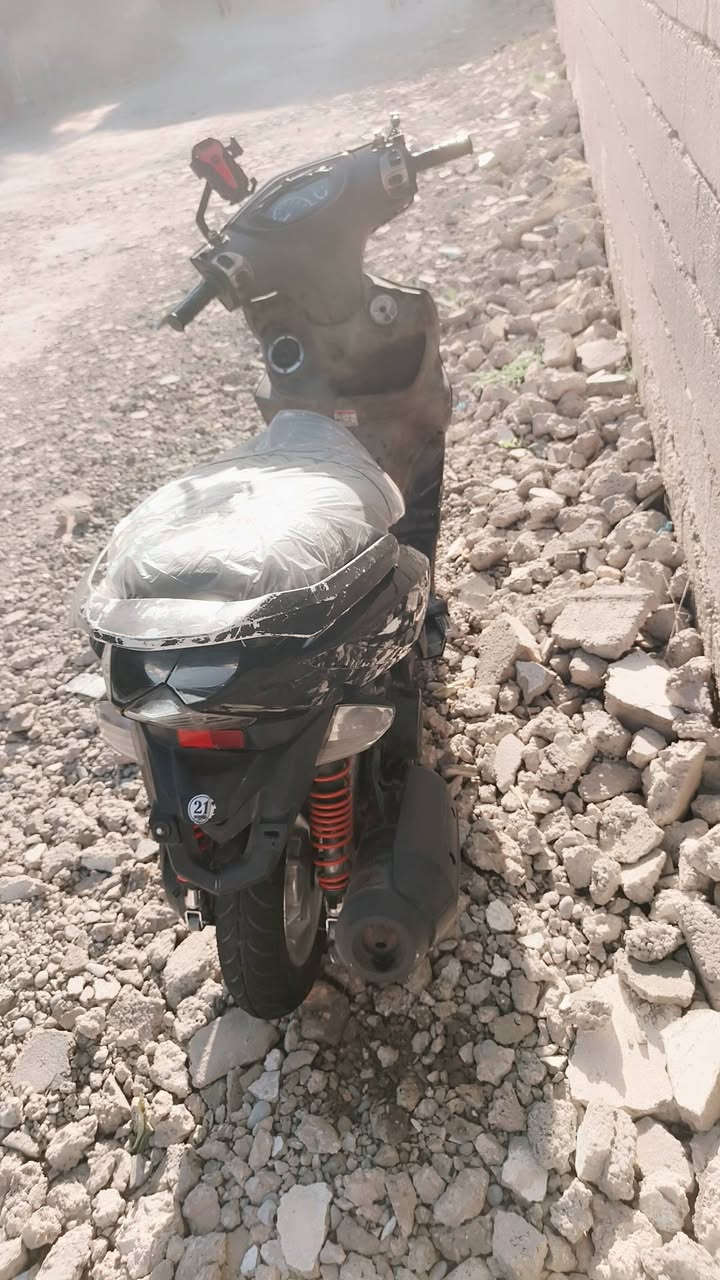 السلام عليكم دراجة ياباني للبيع سرعتها 140 اخذتها بمليون وربع امانة الله وهسة عرضتها للبيع ب 700 وبيها مجال اخذتها لابني بس هو يريد شحن ***********
