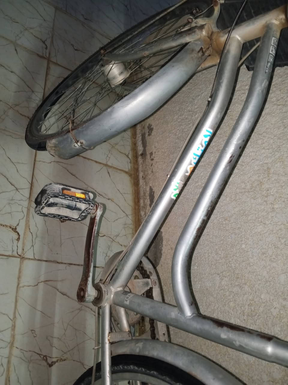 سلام عليكم بايسكل يباني باله كير وحساس نضافته شوفتك عينك حجم 26 ب65 وبيه مجال ***********

