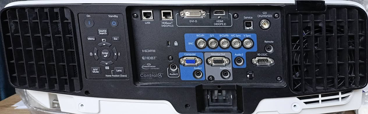 داتا شو ايبسون احترافية مخصصة للقاعات والمسارح الكبرى والعروض الجماهيرية موديل Epson Pro L1500UH

 بروجيكتور احترافي ضخم مخصص للقاعات الكبيرة والمسارح والمؤتمرات والعروض السينمائية والمعارض، وليس بروجيكتور منزلي عادي.
النسخة البيضاء الاحترافية
مزود بعدسة مركبة
الريموت الأصلي موجود
موديل الليزر الاحترافي من سلسلة Pro

أهم المواصفات
سطوع: 12000 Lumens
دقة: WUXGA 1920×1200
يدعم 4K Enhancement
تقنية ليزر Laser
عمر مصدر الإضاءة يصل إلى 20000 ساعة
مخصص للعروض الكبيرة والـ Projection Mapping 

منفذ:
HDMI
DVI-D
SDI
HDBaseT
LAN
VGA
BNC احترافي
ملاحظات مهمة جداً
الوزن (حوالي 24 كغم) 
يحتاج شاشة وقاعة مناسبة
السعر 9.000.000 تسع ملايين دينار عراقي .. مكاني البصرة
للتواصل على الواتس اب
***********
