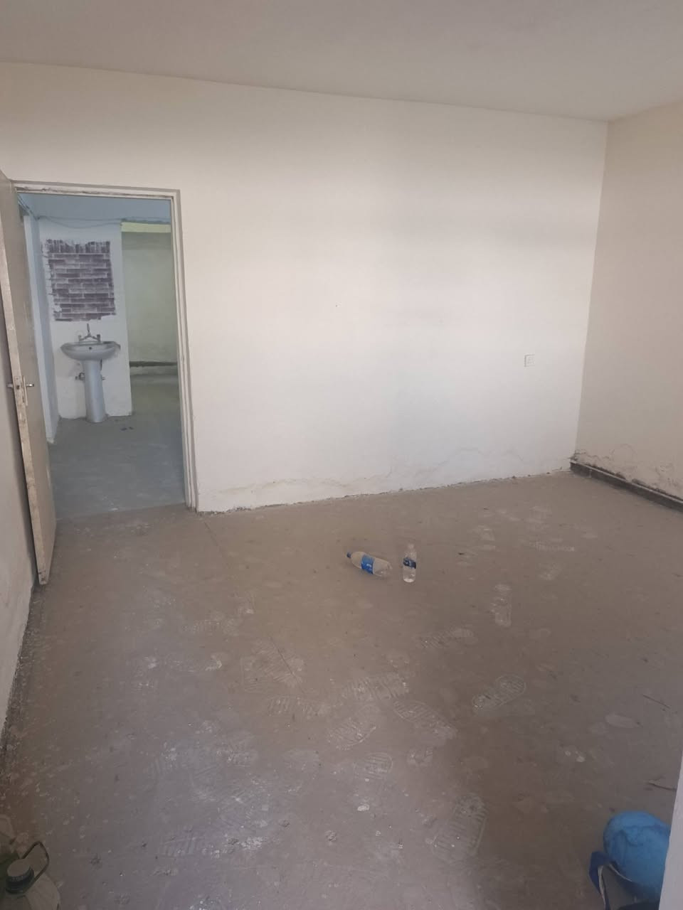 السلام عليكم بيت سكني  سند مستقل ومالك واحد للبيع
🔹 المساحة 143 متر
🔹 الموقع بغداد الدورة شارع 60 نهاية منطقة ال 120
🔹 طابق واحد يصلح للسكن يحتوي على صحيات وغرفة نوم وهول واستقبال وممر كبير ومطبخ بالإضافة إلى مخزن خارجي وكراج وترك خلف البيت أيضا. يقع قريب جدا عن الشارع العام أول فرع 
البيع على المتر  
📞 للاستفسار *********** واتساب أو اتصال أو خاص
