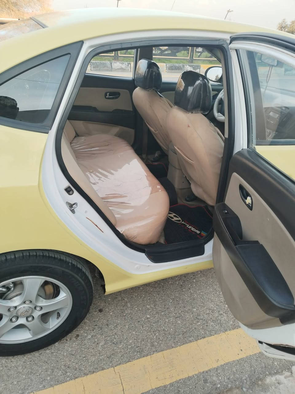 السلام عليكم   انترا للبيع موديل 2011

السياره بدون ضرر فقط تلقيطات تكسي شي خفيف
رقم بغداد الدولي بسمي شرط الوكاله والتحويل
كير ومحرك شرط حجم المكينه 16
رقم الهاتف ***********

***********.    السعر 115 وبيها مجال
