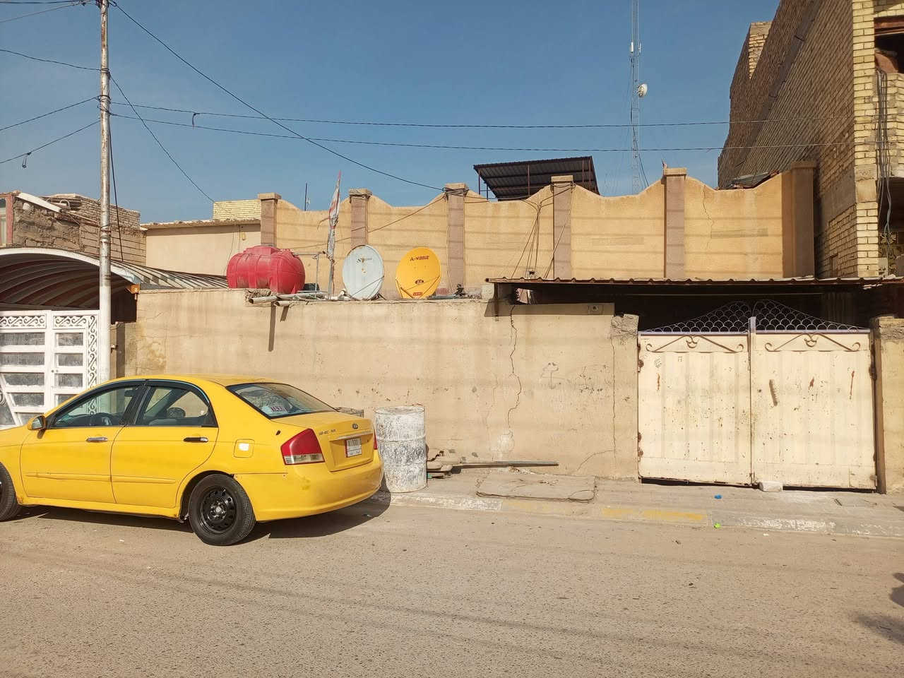 السلام عليكم دار للبيع المساحه 200م يحتوي ع غرفتين نوم صاله مطبخ حمام وصحيات استقبال 9متر هول 6في 5م كراج السياره للستفسارةالاتصال ع ***********
