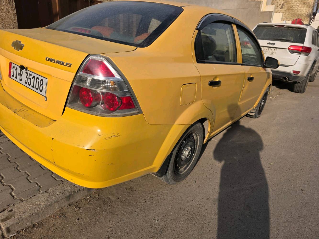 سيارة شفروليه أفيو صفراء للبيع. السيارة في حالة جيدة من الداخل مع مقاعد مغلفة باللون البرتقالي والرمادي. هناك بعض الخدوش والضربات على الهيكل الخارجي كما هو موضح في الصور. السيارة جيدة للاستخدام اليومي ومناسبة للتنقل داخل المدينة. للمزيد من المعلومات أو إذا كنت مهتم بالشراء، يرجى التواصل معي.