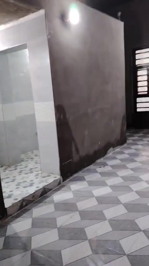 دار سكن في الديوانيه حي الصدر الثالث شارع تبليط وارصفه مقرنص جاهز بناء جديد مساحه 100متر بناء درجه اولى ابيع مباشر أو مبادره كلشي بسعره اليحب يتصل ***********
