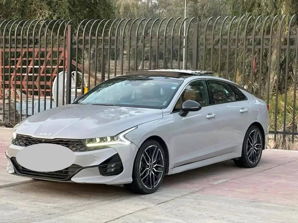 🔥 فرصة قوية – سيارة بسعر كاسر للسوق 🔥
🚗 KIA K5 GT 2500 TURBO – موديل 2022  
أعلى فئة | محرك تيربو قوي

لون أسمنتي مميز يخلي السيارة شكلها رياضي وفخم.

📍 الموقع: كربلاء  
📄 رقم بغداد  
✍️ باسمي هزه  
🪪 سنوية جديدة

⚠️ ملاحظة: السيارة حادث (موضح بالسونار بكل وضوح)

⭐ أبرز المواصفات:
• بصمة أبواب + تشغيل عن بعد  
• شاشة كبيرة + داخلية جلد ملكي  
• رادار أمامي / جانبي / خلفي  
• بريك طوارئ + حساسات خلفية  
• هاند بريك بصمة  
• ميموري كشن  
• تبريد وتدفئة كشنات  
• Auto Hold للتوقف الإلكتروني  
• 4 وضعيات قيادة (Sport / Smart / Eco / Normal)  
• كزوز رياضي بثلاث أصوات  
• سياقة إلكترونية + تحديد مسار  
• مواصفات كثيرة غيرها

💰 السعر: 157 ورقة فقط  وقابل للنقاش
⬇️ يعتبر من أرخص الأسعار بالعراق من الشمال للجنوب  
💬 قابل للنقاش للجادين

📞  للمعاينة أو الاستفسار خاص أو اتصال واتساب
*********** 
***********

🚀 سيارة رياضية + فخمة + سعر فرصة… اللي يعرف سوق الـK5 يعرف قيمته
