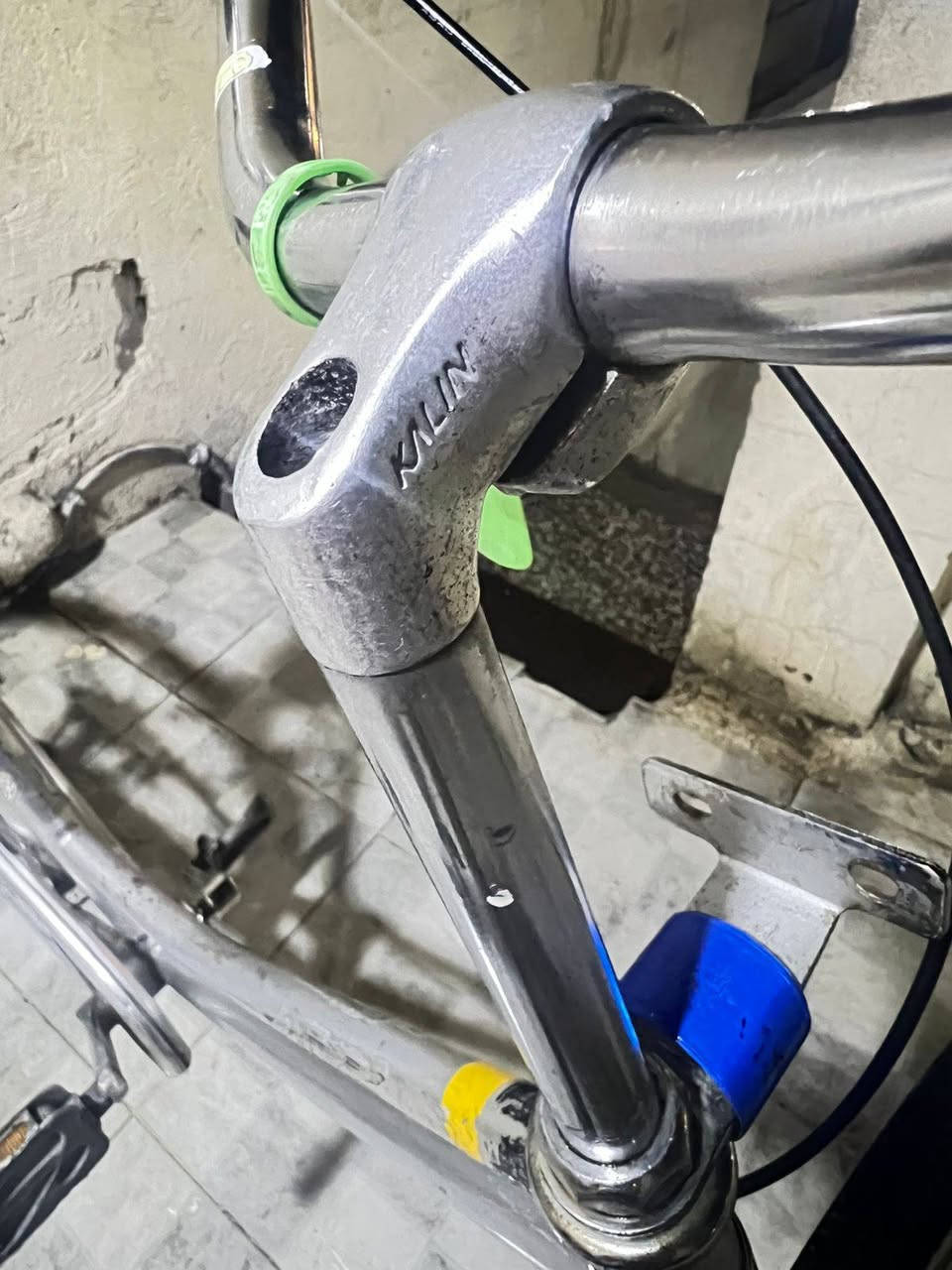 السلام عليكم بايسكل بناتي للبيع حجم 26 لون رصاصي كامل مكمل اي نقص ماكو بس الستاند من تنزله يرفع عالي بس يوكف كلشي مابي واذا ماعجبك اطيك واحد ثاني جديد وموجود الجاملغ الامامي ووياله كامله مختمه وبي شخوط بايدر مكسور اعطال بسيطه ميكلفن /مكاني بغداد حي الاعلام ورقمي *********** (السعر 70 وبي مجال تجي بيك خير وتدلل)
