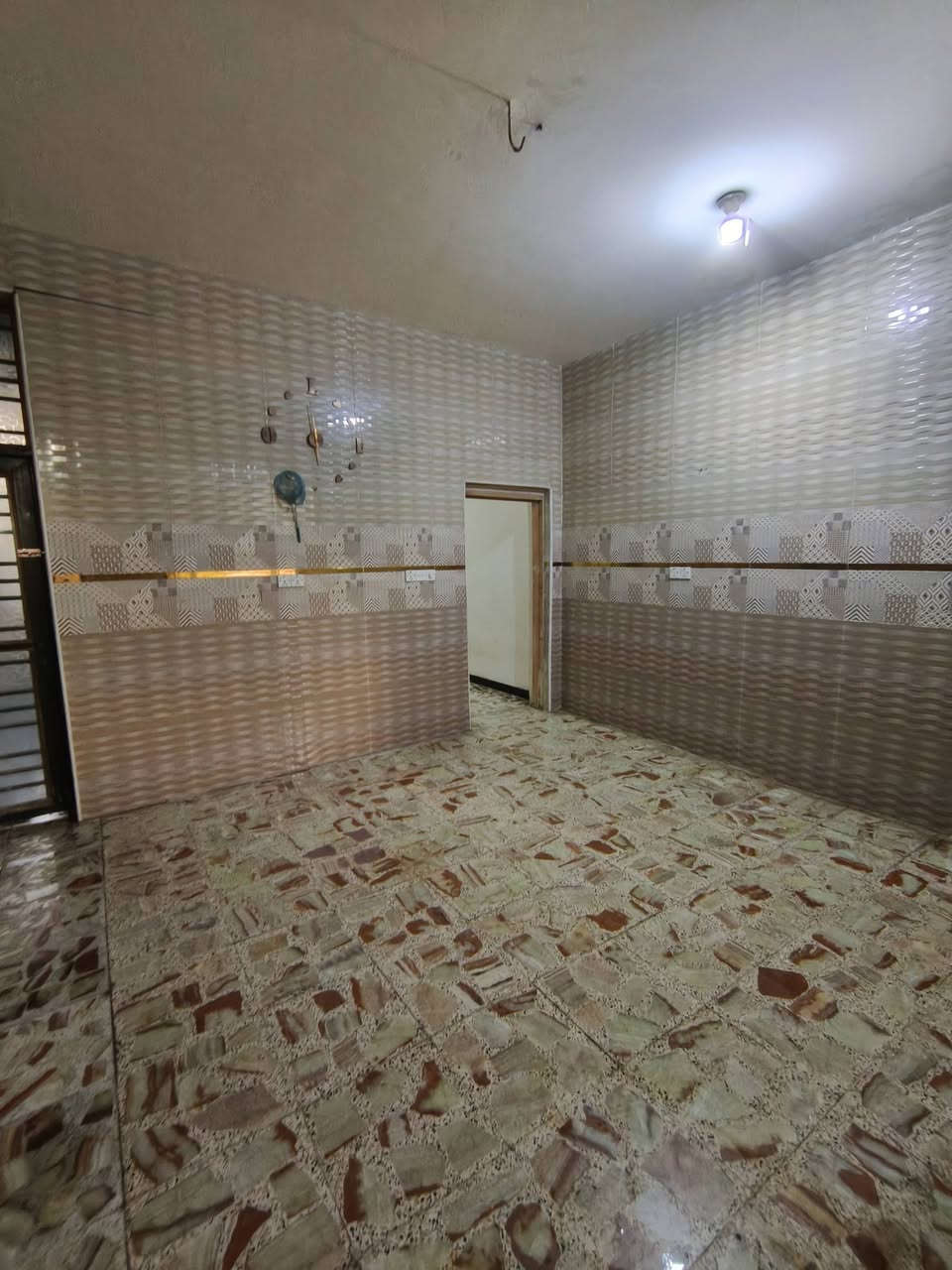 مشتملات عدد 2 واحد طابق ارضي والثاني طابق اول للإيجار في حي الغدير
📍 موقع مميز على الشارع الرابط بين حي المهندسين وحي العسكري
▪️ المساحة: 125 م²
▪️ طابق أرضي
▪️ يحتوي على:
غرفة نوم كبيرة
صالة واسعة
مطبخ
صحيات
كراج كبير يسع سيارتين
سخان وماطور مياه
💡 ملاحظة:  الطابق الثاني بنفس المواصفات تمامًا، والطابقين منفصلين، كل طابق للإيجار بشكل مستقل.
📞 للتواصل: ***********
