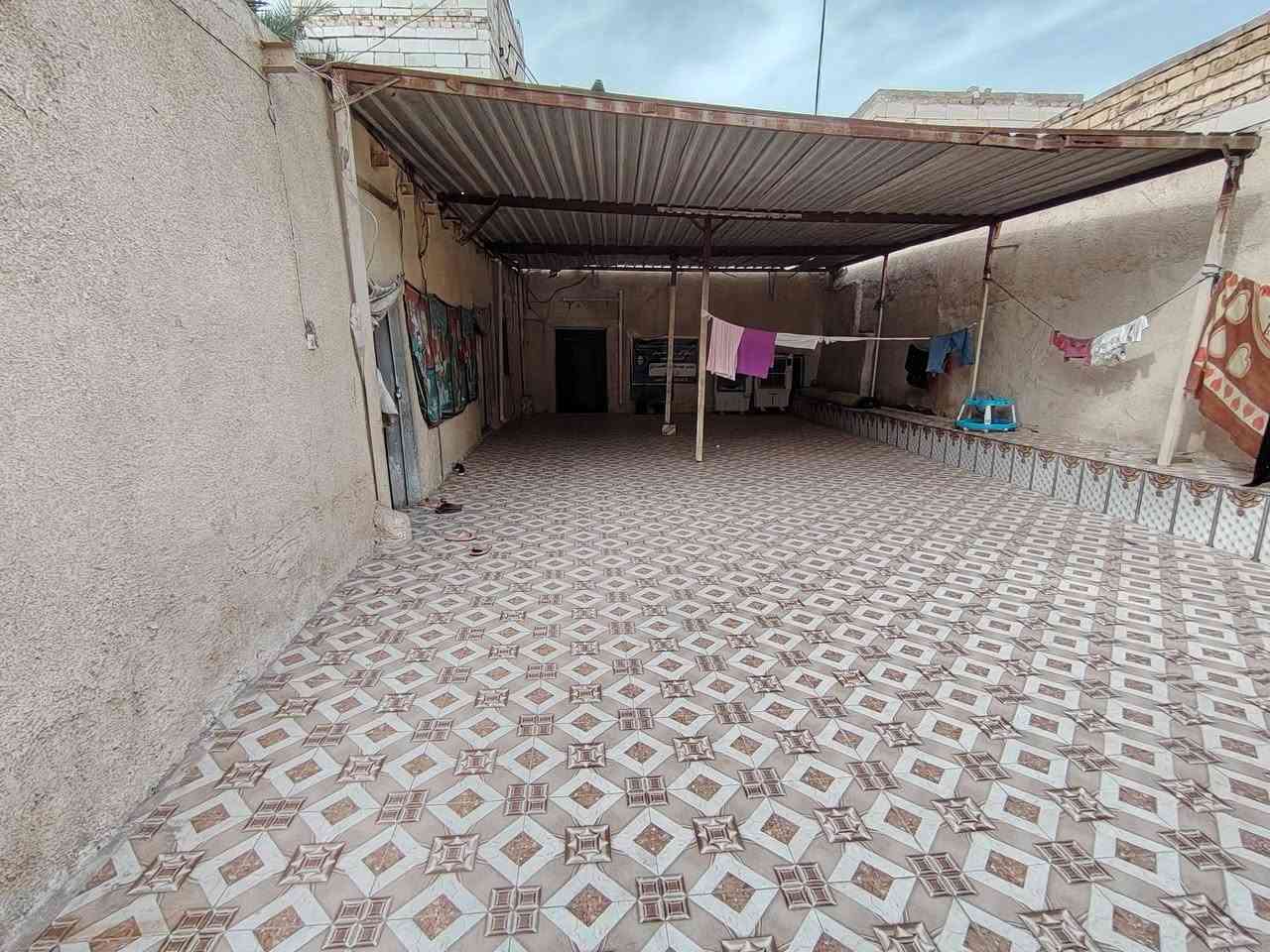 سلام عليكم بيت طابو صرف 150 متر طابو و 150 فضله وياه يعني مجموعه مساحة البيت 300
عنوان شارع 30 قرب المخبز بي 5  غرف نوم +صاله +براني

+مخزن ثنين + صحيات عدد ثنين + طارمه جبيره +مطبخ 

***********
