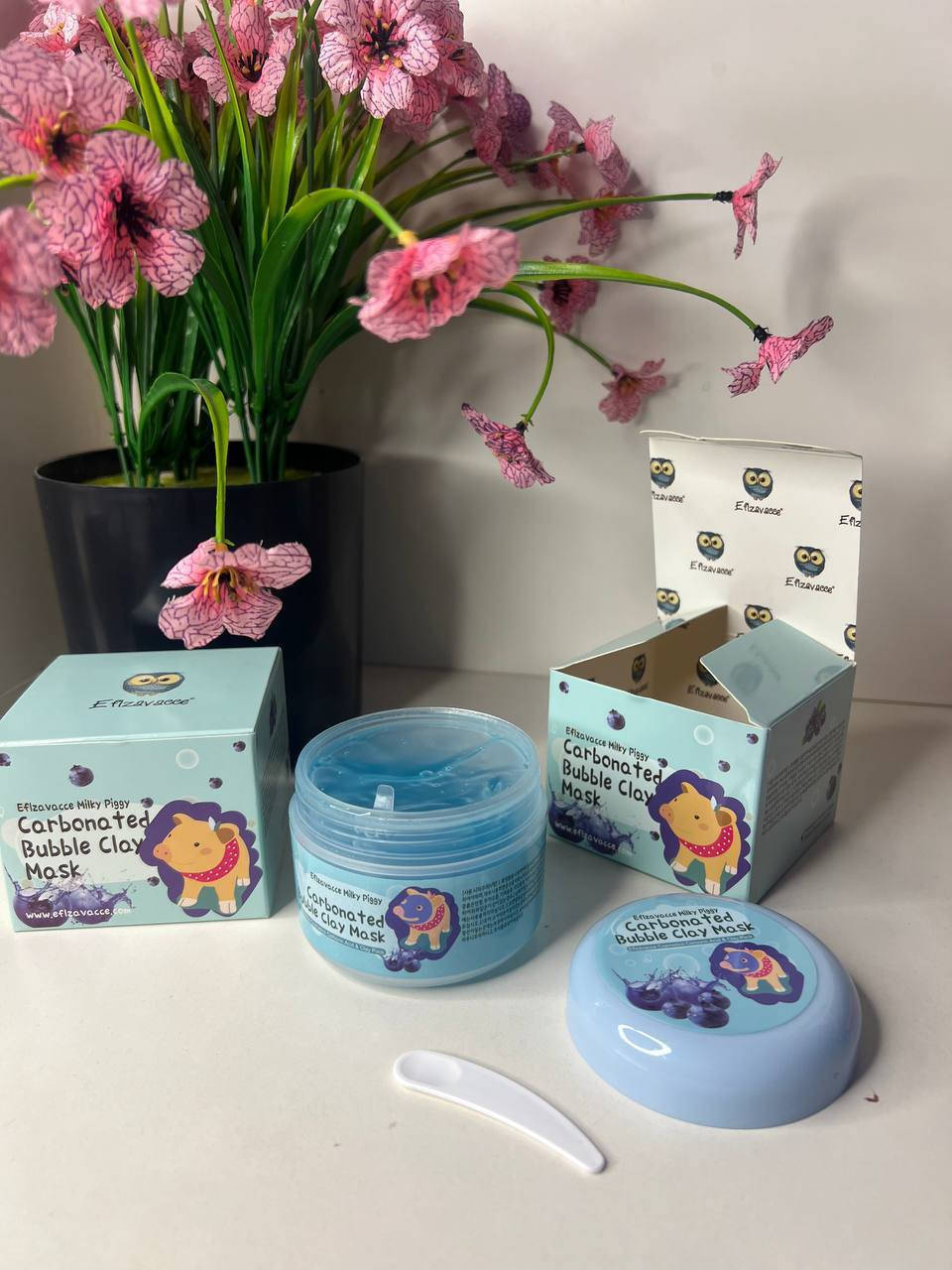 ماسك الفقاعات الطيني 
قناع الطين الكربوني للوجه Elizavecca Milky Piggy Carbonated Bubble Clay Mask. 
ينظف المسام بعمق من الدهون الزائدة والأوساخ، ويعمل على تقشير البشرة وإزالة خلايا الجلد الميتة والرؤوس السوداء 
المكونات: يحتوي على مسحوق فحم البامبو، خلاصة الشاي الأخضر، الصبار، والرمان. 
طريقة العمل: يتحول الماسك من قوام طيني إلى رغوة فقاعية فورانية عند وضعه على الجلد. 
للتواصل خاص


**إذا كنت صاحب هذا الإعلان وتريد حذفه لأي سبب، رجاءا أرسل رسالة إلى الدعم الفني**